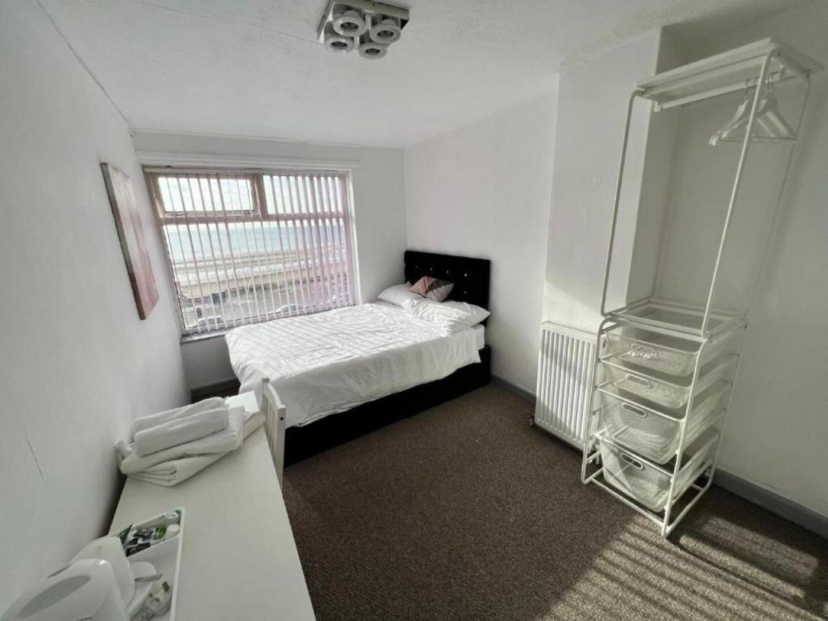 Arnies Hotel Blackpool Bagian luar foto